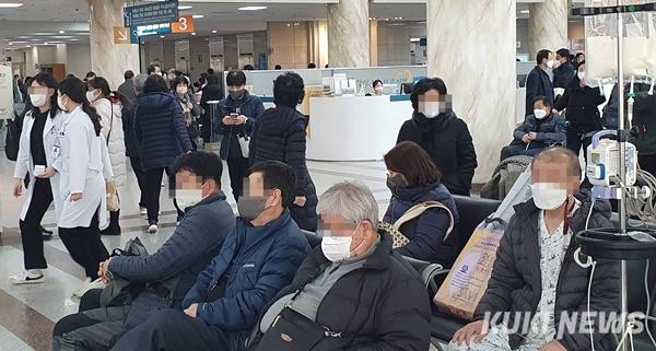 의료공백 사태 해결이 요원한 가운데 서울의 한 대학병원이 환자들로 북적이고 있다. 사진=곽경근 대기자 
