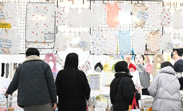 지난 2월 15일 열린 제45회 베이베페어에서 유아용품을 살펴보는 시민들. 권현구 기자