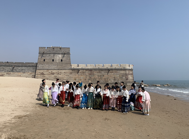 기자가 라오롱토우를 찾았을 때 중국 어린이들이 전통 복장을 입고 합창 연습을 하고 있었다. / 사진 = MBN 촬영