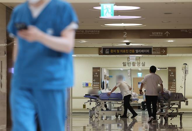 의대 증원 정책과 관련해 의정갈등이 계속되고 있는 19일 서울 시내 한 대학병원에서 의료 관계자와 환자들이 이동하고 있다. [사진 = 연합뉴스]