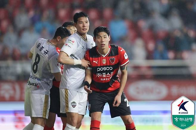 [서울=뉴시스] 프로축구 K리그1 김천상무의 박승욱(왼쪽)과 포항스틸러스의 박찬용. (사진=한국프로축구연맹 제공) *재판매 및 DB 금지