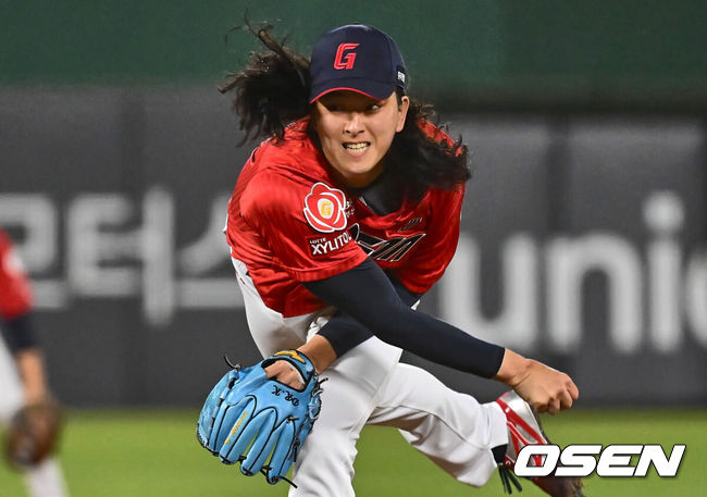 [OSEN=부산, 이석우 기자] 19일 부산 사직구장에서 2024 신한 SOL 뱅크 KBO 리그 롯데 자이언츠와 KT 위즈의 경기가 열렸다. 8연패를 끊고 분위기 쇄신과 함께 홈으로 돌아온 롯데는 반즈를 선발로 내세워 연승을 노리고 시즌 첫 2연승이자 위닝시리즈에 성공한 KT는 원상현을 선발로 내세웠다.롯데 자이언츠 마무리 김원중이 역투하고 있다. 2024.04.19 / foto0307@osen.co.kr