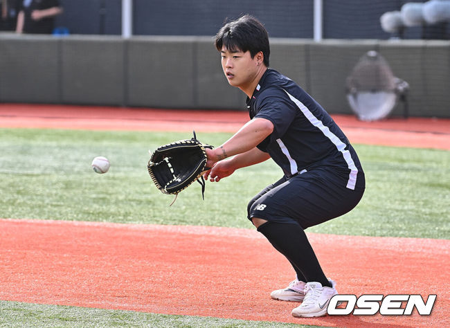 [OSEN=부산, 이석우 기자] 19일 부산 사직구장에서 2024 신한 SOL 뱅크 KBO 리그 롯데 자이언츠와 KT 위즈의 경기가 열렸다. 8연패를 끊고 분위기 쇄신과 함께 홈으로 돌아온 롯데는 반즈를 선발로 내세워 연승을 노리고 시즌 첫 2연승이자 위닝시리즈에 성공한 KT는 원상현을 선발로 내세웠다.KT 위즈 강백호가 포수 훈련을 있다. 2024.04.19 / foto0307@osen.co.kr