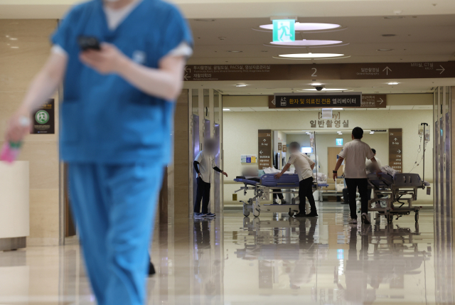 ▲의대 증원 정책과 관련해 의정갈등이 계속되고 있는 19일 서울 시내 한 대학병원에서 의료 관계자와 환자들이 이동하고 있다. ⓒ연합뉴스