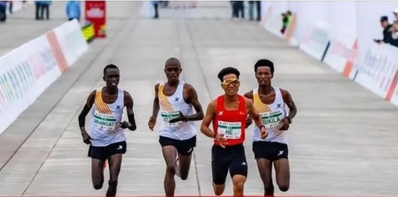 지난14일 베이징에서 열린 하프 마라톤 대회에서 외국 선수 3명이 중국 선수 허제(왼쪽에서 세 번째)를 위해 속도를 줄이며 달리고 있다. 사진 출처 바이두