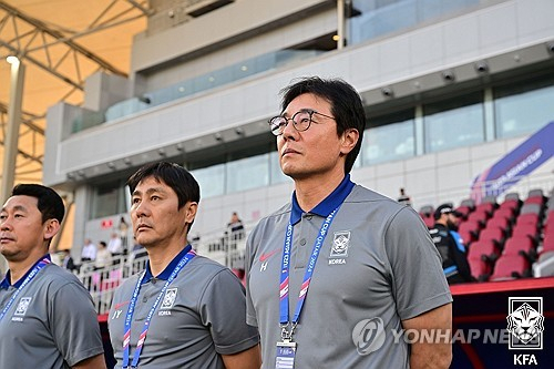 황선홍 감독이 19일 오후(현지시간) 카타르 도하 압둘라 빈 칼리파 스타디움에서 열린 2024 아시아축구연맹(AFC) U-23 아시안컵 조별리그 B조 2차전 한국과 중국의 경기에 입장한 뒤 그라운드를 바라보고 있다. 사진 제공=대한축구협회