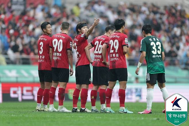 프리킥 벽을 세우는 서울 선수들. /사진=한국프로축구연맹 제공