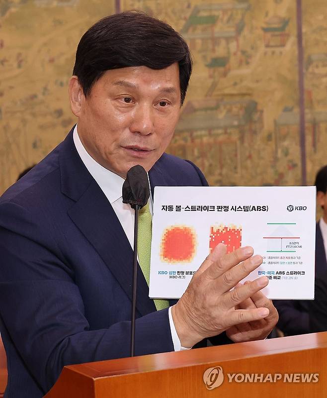 로봇 판정 설명하는 허구연 총재 (서울=연합뉴스) 한상균 기자 = 허구연 한국야구위원회 총재가 24일 국회 문화체육관광위원회 국정감사에서 자동 볼 판정 시스템(ABS·Automatic Ball-Strike System)에 관해 설명하고 있다.
ABS는 로봇 심판이 볼·스트라이크를 판정하는 것으로 KBO는 내년부터 도입한다. 2023.10.24 xyz@yna.co.kr