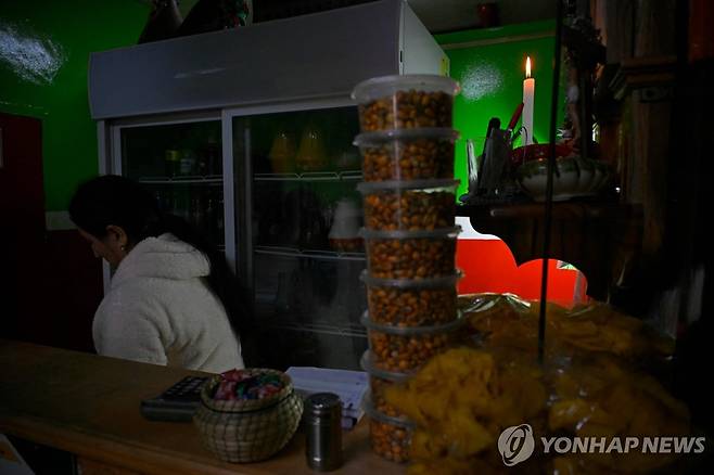 에콰도르 전력난에 촛불 밝힌 가게 [AFP=연합뉴스]