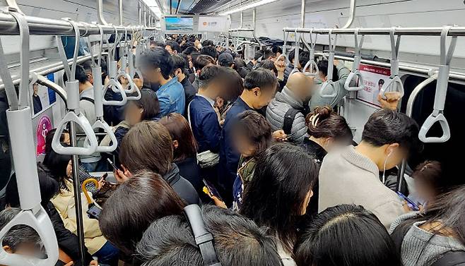 지난달 28일 오전 서울 지하철 3호선 열차 내부가 출근길 시민들로 붐비고 있다.(사진=연합뉴스)