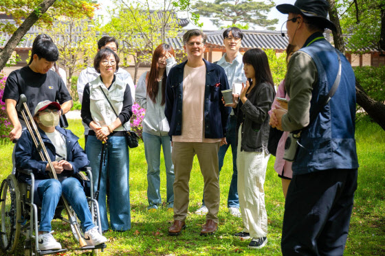 라이언 브라운 쿠팡풀필먼트서비스 EHS부문 대표이사가 지난 18일 서울 종로구 창덕궁에서 직원들과 함께 숲 해설사의 이야기를 듣고 있다.(사진=CFS)