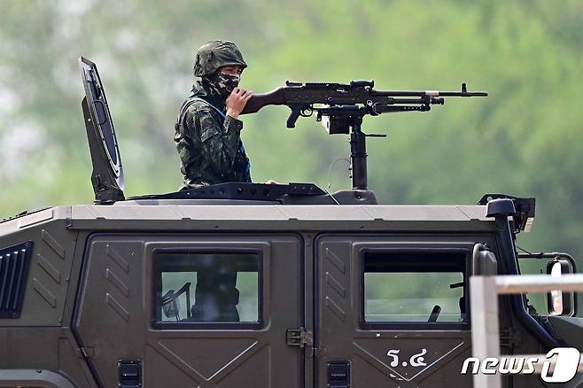 태국군이 11일(현지시간) 모에이강 미얀마와의 접경지 매솟 마을에서 험비 전투차량에 올라 거치된 기관총을 겨누고 있다. 반군과의 교전에서 패한 미얀마 군부는 이날 접경지 무역 요충지 미야와디에서 물러났다. 2024.04.11 ⓒ AFP=뉴스1 ⓒ News1 권진영기자