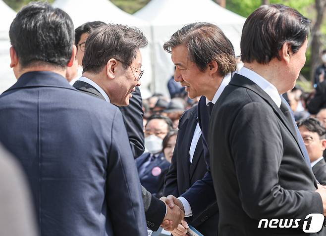 이재명 더불어민주당 대표와 조국 조국혁신당 대표가 19일 오전 서울 강북구 국립4.19민주묘지에서 열린 제63주년 4.19혁명 기념식에서 인사하고 있다. (공동취재) 2024.4.19/뉴스1 ⓒ News1 박지혜 기자