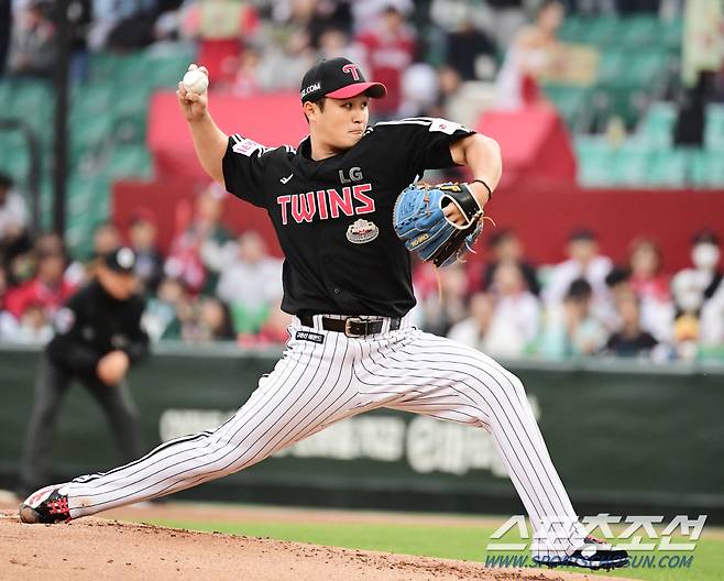 19일 인천 SSG랜더스필드에서 열린 KBO리그 SSG와 LG의 경기. 선발 투구하고 있는 LG 최원태. 인천=송정헌 기자songs@sportschosun.com/2024.04.19/