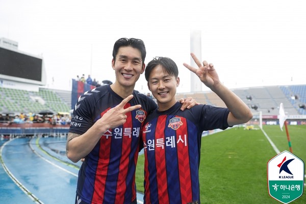 이용(왼쪽), 이승우(오른쪽, 이상 수원FC). 한국프로축구연맹 제공