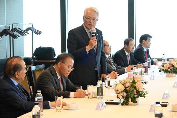 정의화 국민의힘 상임고문단 회장이 17일 서울 여의도 한 중식당에서 열린 상임고문단 간담회에서 발언하고 있다. 김정록 기자