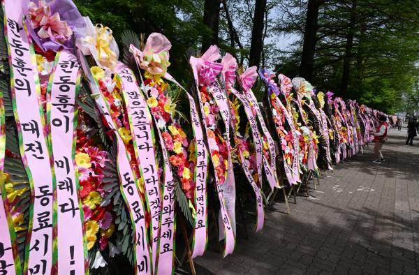 17일 오전 서울 여의도 국회 헌정문 앞에 한동훈 국민의힘 전 비상대책위원장을 응원하는 문구가 적힌 화환이 나란히 놓여 있다. 김정록 기자