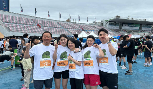 브로콜리 티셔츠를 맞춰 입고 경기마라톤에 참여한 황혜연씨네 가족. 금유진기자