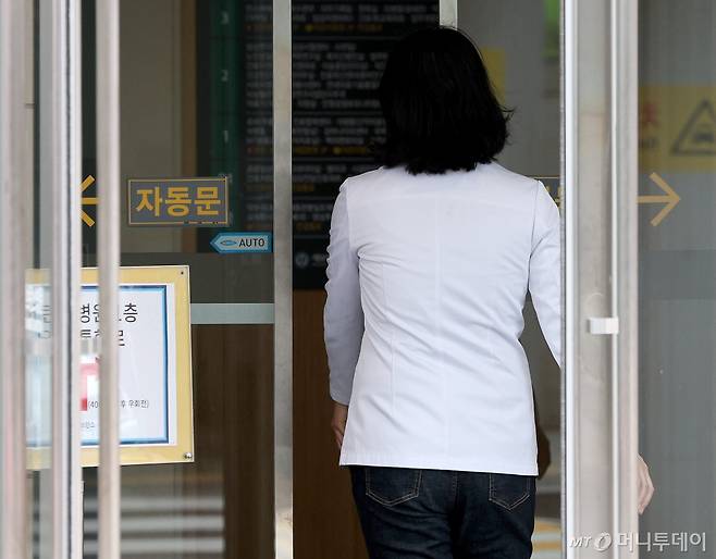 (서울=뉴스1) 장수영 기자 = 의대 증원을 놓고 의정갈등이 이어지고 있는 21일 오전 서울시의 한 병원에서 의료진이 이동하고 있다. 2024.4.21/뉴스1 Copyright (C) 뉴스1. All rights reserved. 무단 전재 및 재배포, AI학습 이용 금지. /사진=(서울=뉴스1) 장수영 기자