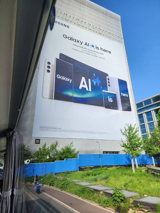 이탈리아에서 열린 세계 최대 디자인·가구 박람회 ‘밀라노 디자인위크 2024’ 기간 중 밀라노 시내 빌딩에 삼성전자의 ‘갤럭시 AI’를 소개하는 대형 광고판이 걸려 있다. 밀라노=이동수 기자