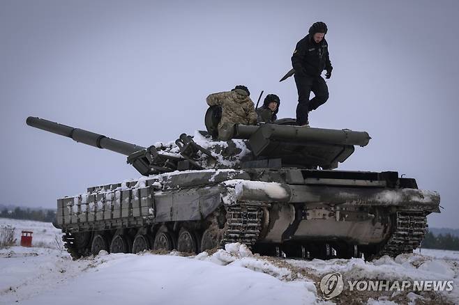 탱크에 탑승해 훈련을 진행 중인 우크라이나군 병사들 [AP 연합뉴스자료사진. 재판매 및 DB 금지]