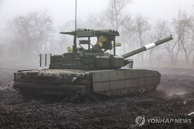 우크라이나 전쟁에 투입된 러시아군 T-80 전차 [타스 연합뉴스자료사진. 재판매 및 DB 금지]