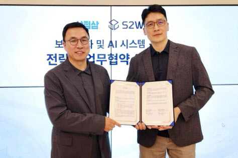 김범섭 자비스앤빌런즈 CEO(왼쪽)와 서상덕 S2W 대표가 22일 서울 강남 자비스앤빌런즈 본사에서 ‘삼쩜삼 서비스 보안 강화 및 AI 시스템 구현을 위한 전략적 업무협약(MOU)’을 체결했다.(사진=자비스앤빌런즈)