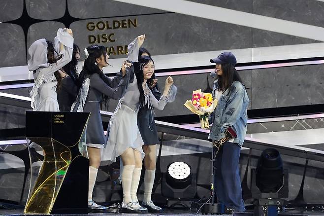 민희진 프로듀서 제작자상을 받자 뉴진스가 축하해 주고 있다. 사진=골든디스크 어워즈 사무국 제공. 뉴시스