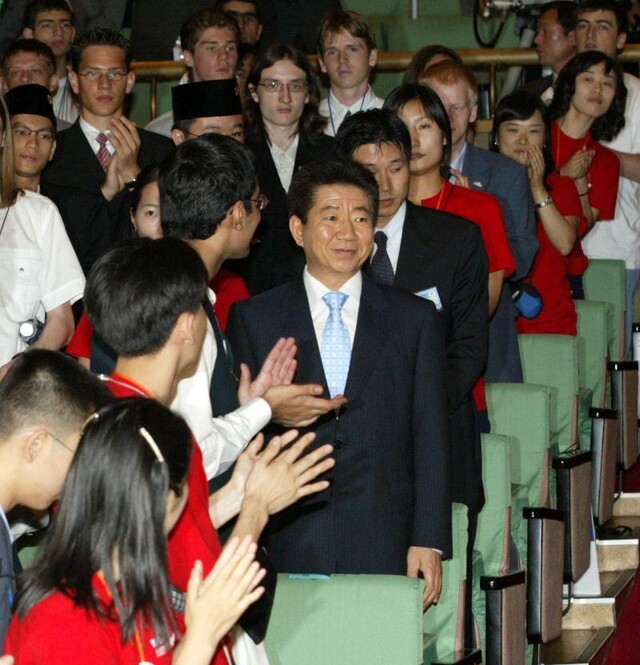 2004년 7월16일 제35회 국제물리올림피아드에서 학생들로부터 박수를 받는 노무현 대통령. 노무현사료관 제공