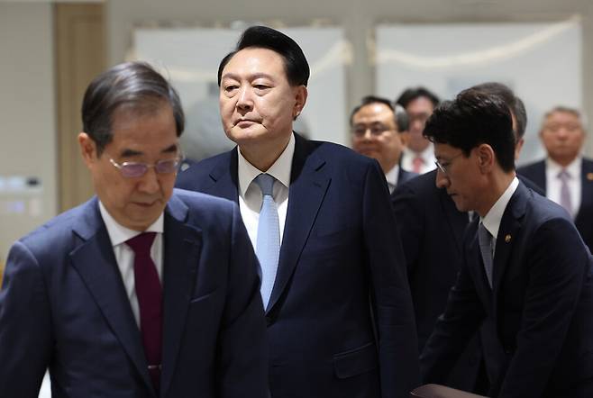 윤석열 대통령이 2024년 4월16일 서울 용산 대통령실 청사에서 열린 국무회의에 한덕수 국무총리와 함께 입장하고 있다. 연합뉴스