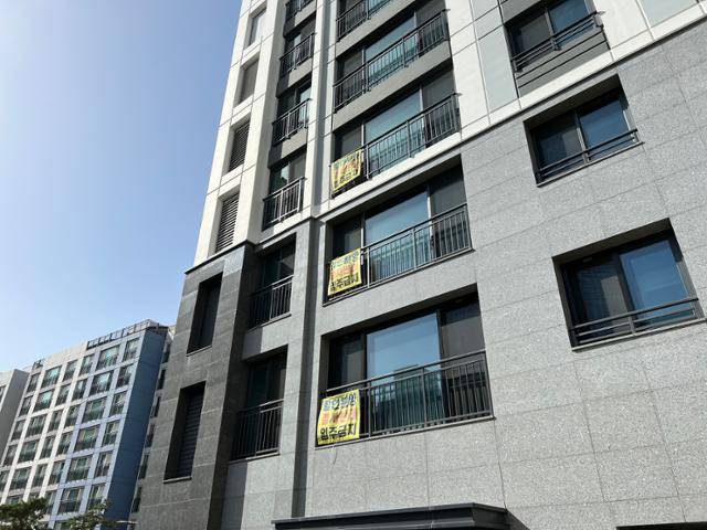 호반써밋이스텔라 아파트에서는 창문에 현수막을 건 가구를 쉽게 만날 수 있다. 대구=김민호 기자