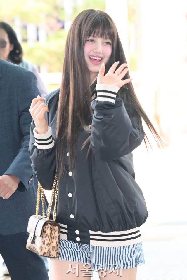 그룹 뉴진스(New Jeans) 다니엘이 22일 오후 글로벌 명품 브랜드 행사 참석 차 인천국제공항 제2여객터미널을 통해 대만으로 출국하고 있다. 김규빈 기자 2024.04.22