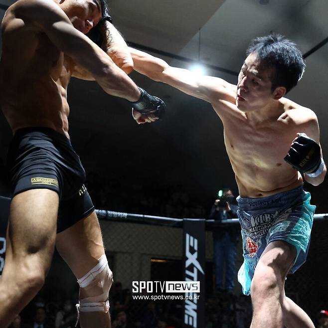 ▲ 오하라 주리(오른쪽)가 지난 20일 블랙컴뱃 라이즈 02에서 박종헌을 연장 접전 끝에 3-0 판정으로 눌렀다. 다음 타이틀 도전권을 받을 것으로 보인다.