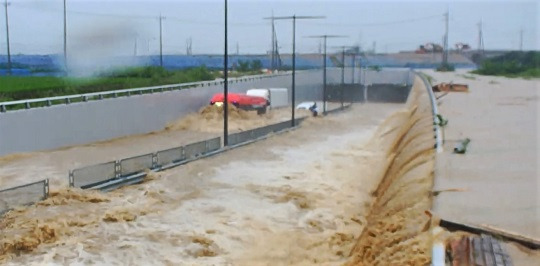 지난해 7월 15일 내린 폭우로 충북 청주시 오송읍 궁평2 지하차도에 미호강에서 범람한 흙탕물이 쏟아지는 모습. (출처: 뉴시스)