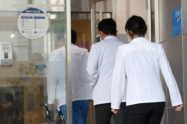 의료진이 서울대병원으로 들어가고 있다.(사진=연합뉴스)