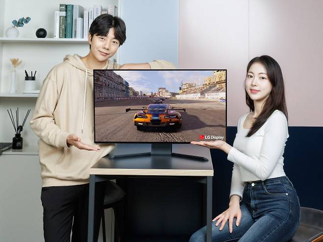 LG디스플레이 모델이 ‘31.5인치 게이밍 OLED 패널’을 소개하고 있다. (사진=LG디스플레이)
