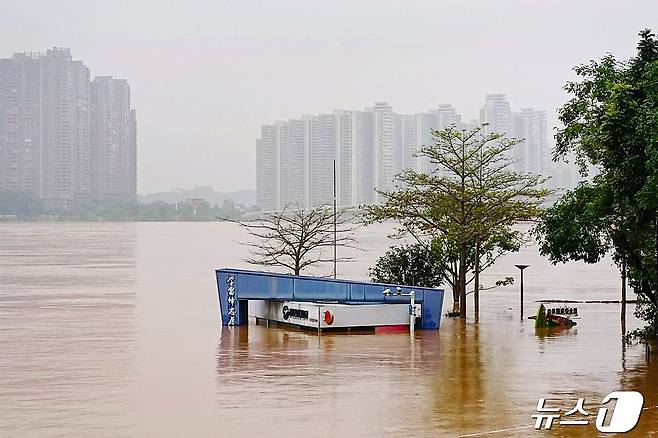 22일(현지시간) 중국 남부 광둥성 칭위안의 한 공원이 폭우로 침수됐다.수면 위로 간신히 올라온 건물 천정과 가로등의 높이로 침수된 깊이를 가늠할 수 있다. 2024.04.22. ⓒ AFP=뉴스1 ⓒ News1 권진영 기자