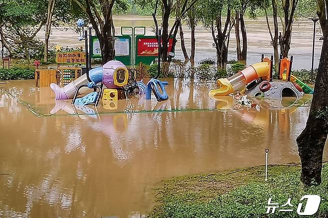 중국 광둥성에 지속된 폭우에 22일 칭위안시 공원내 어린이놀이터가 물에 잠겨있다. 2024.04.23 ⓒ AFP=뉴스1 ⓒ News1 정지윤기자