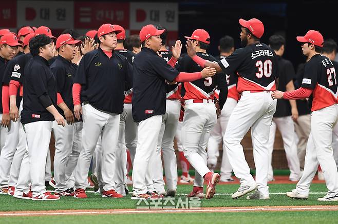 KIA 타이거즈 이범호 감독(가운데)이 23일 고척 스카이돔에서 열린 2024 KBO리그 키움 히어로즈와 경기에서 연장 승부 끝에 승리를 한 뒤 선수들과 하이파이브를 나누고 있다. 2024. 4. 23. 고척 | 박진업 기자 upandup@sportsseoul.com