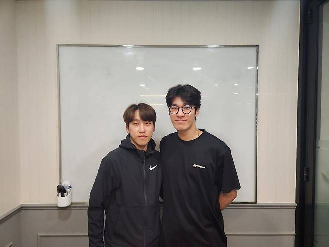 박지원(왼쪽)과 황대헌이 지난 22일 만나 그간의 감정을 풀었다. /뉴스1