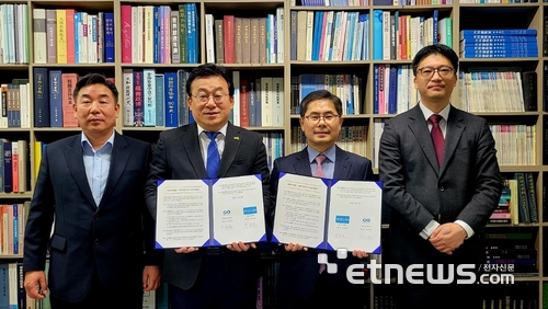 왼쪽부터 김용만 한국기자협회 사무총장, 박종현 기자협회장, 박선춘 씨지인사이드 대표, 이동규 교수(왼쪽부터)가 업무협약서를 펼쳐보이고 있다