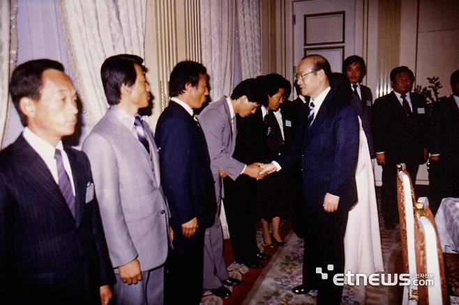 전두환 대통령이 1983년 10월 25일 청와대에서 제64회 전국체전 유공자들과 악수하고 있다. 국가기록원 제공