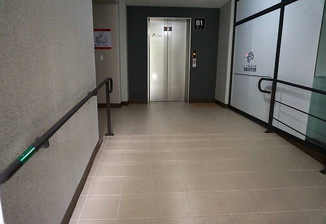 1층으로 올라가는 엘리베이터. 길이 넓어 휠체어나 유모차가 가기 쉽다.