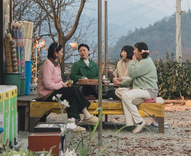드라마 '눈물의 여왕'에서 용두리 주민들. 주책 없는 모습으로 드라마의 감초 역할을 하고 있다. tvN 제공