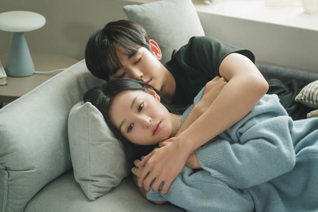 드라마 '눈물의 여왕'에서 홍해인(김지원·앞쪽)과 백현우(김수현)의 모습. tvN 제공