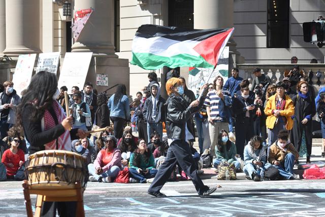 22일 미국 예일대 교정에서 수백 명의 학생들이 친팔레스타인 시위를 벌이고 있다. 뉴헤이븐=AP 연합뉴스