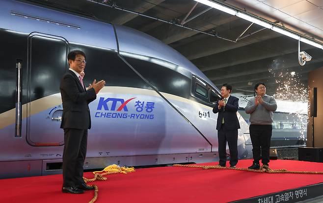 현대로템이 제작, 납품한 차세대 고속열차 EMU-320이 지난 1일 윤석열 대통령이 참석한 KTX 개통 20주년 기념식에서 'KTX-청룡'으로 명명됐다. 연합뉴스