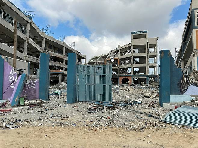 14일(현지시간) 가자지구 남부 최대 도시 칸유니스에서 유엔 팔레스타인 난민구호기구(UNRWA)가 운영해온 학교가 이스라엘군의 폭격을 받아 폐허로 변해 있다. 로이터연합뉴스