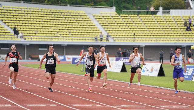 23일 전남 여수시 망마경기장에서 벌어진 2024 여수 KTFL 전국실업육상경기대회 첫 날 남자 100m 결승에서 안양시청 이시몬(맨 오른쪽)이 가장 먼저 결승선에 골인하고 있다. 스포츠유 제공