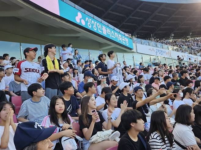 대원국제중 학생들과 사랑쉼터의 집 장애인들이 함께 야구경기를 즐기고 있다.